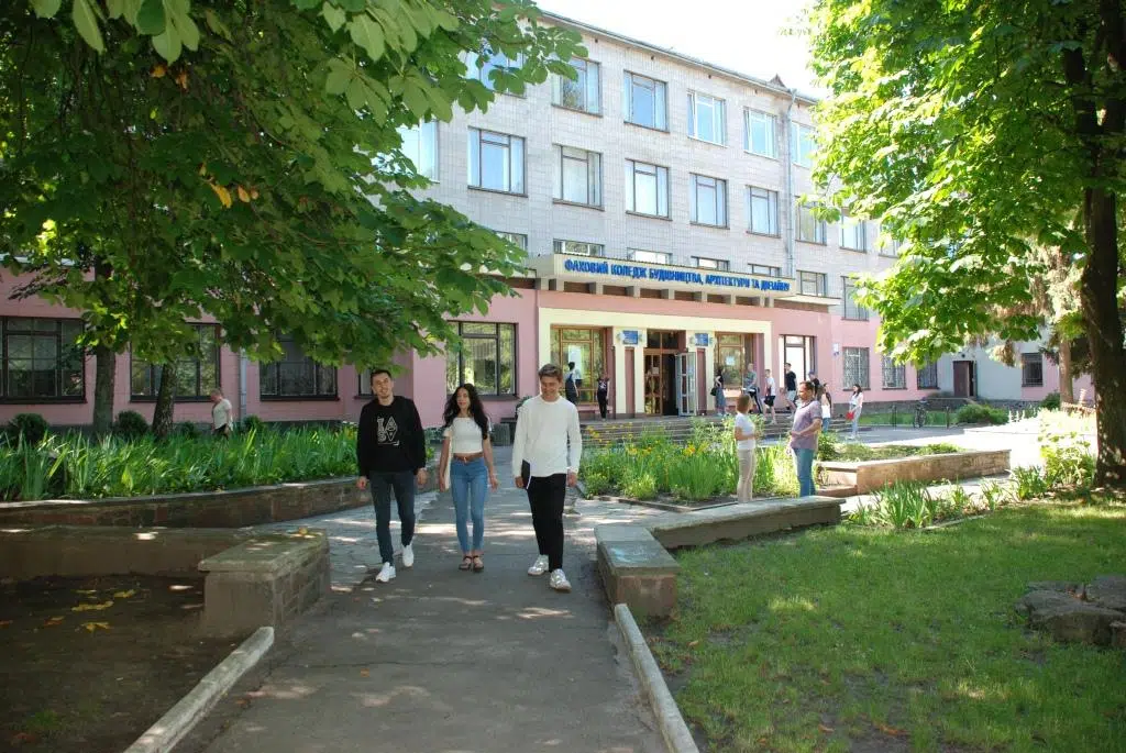 Навчальний корпус ФКБАД у Житомирі, студенти біля входу